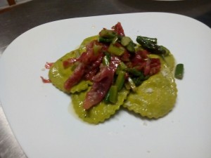 MEZZELUNE AL CAPRINO CON ASPARAGI E CULATELLO